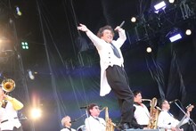 サプライズ登場したムロツヨシ。（写真提供：Sony Music Artists）