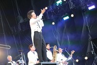 サプライズ登場したムロツヨシ。（写真提供：Sony Music Artists）