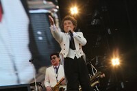 サプライズ登場したムロツヨシ。（写真提供：Sony Music Artists）