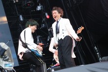 加藤隆志（G）とムロツヨシ。（写真提供：Sony Music Artists）