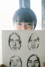 はっぴいえんどのアルバム「風街ろまん」を手にする高妍。