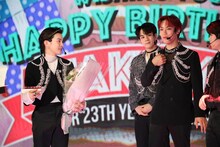 川西拓実（左）が贈られたのは大粒の高級さくらんぼが並んだ化粧箱。メンバーは興味津々で、特に木全翔也は「こんなにきれいに入ったさくらんぼ見たことない。ウニみたい！」と感動していた。(c)フジテレビ