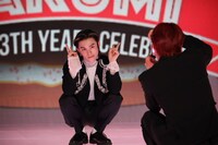 ダブルピースする川西拓実。(c)フジテレビ