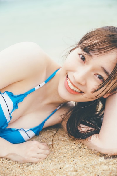 守屋麗奈「笑顔のグー、チョキ、パー」封入ポストカードに使用されるカット。（撮影：東京祐）