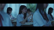 乃木坂46「バンドエイド剥がすような別れ方」ミュージックビデオより。
