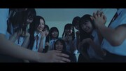 乃木坂46「バンドエイド剥がすような別れ方」ミュージックビデオより。