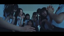乃木坂46「バンドエイド剥がすような別れ方」ミュージックビデオより。