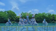 乃木坂46「バンドエイド剥がすような別れ方」ミュージックビデオより。
