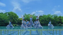 乃木坂46「バンドエイド剥がすような別れ方」ミュージックビデオより。