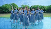 乃木坂46「バンドエイド剥がすような別れ方」ミュージックビデオより。