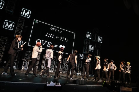 謎解きに挑戦するINI。(c)LAPONE ENTERTAINMENT