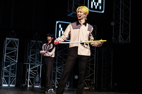 笑顔でフラフープを回す佐野雄大。(c)LAPONE ENTERTAINMENT