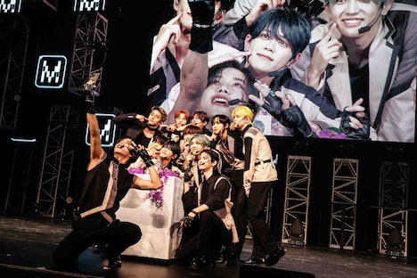 誕生日ケーキとともに記念撮影をするINI。(c)LAPONE ENTERTAINMENT