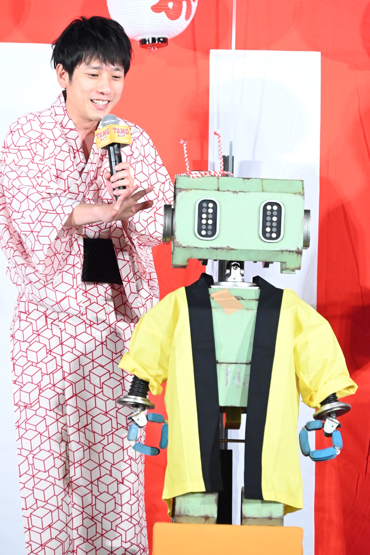 二宮和也（左）とタング（右）。