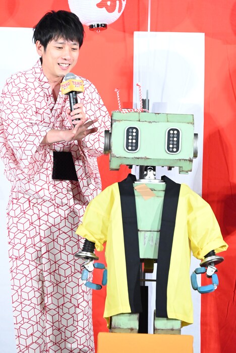 二宮和也(左)とタング(右)。