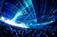 人気画像4位は「NiziUの全国ツアーが福岡で開幕、初単独公演で『私たちの夢が叶いました！』」より、「NiziU Live with U 2022 "Light it Up”」福岡・西日本総合展示場 新館公演の様子。（撮影：田中聖太郎）