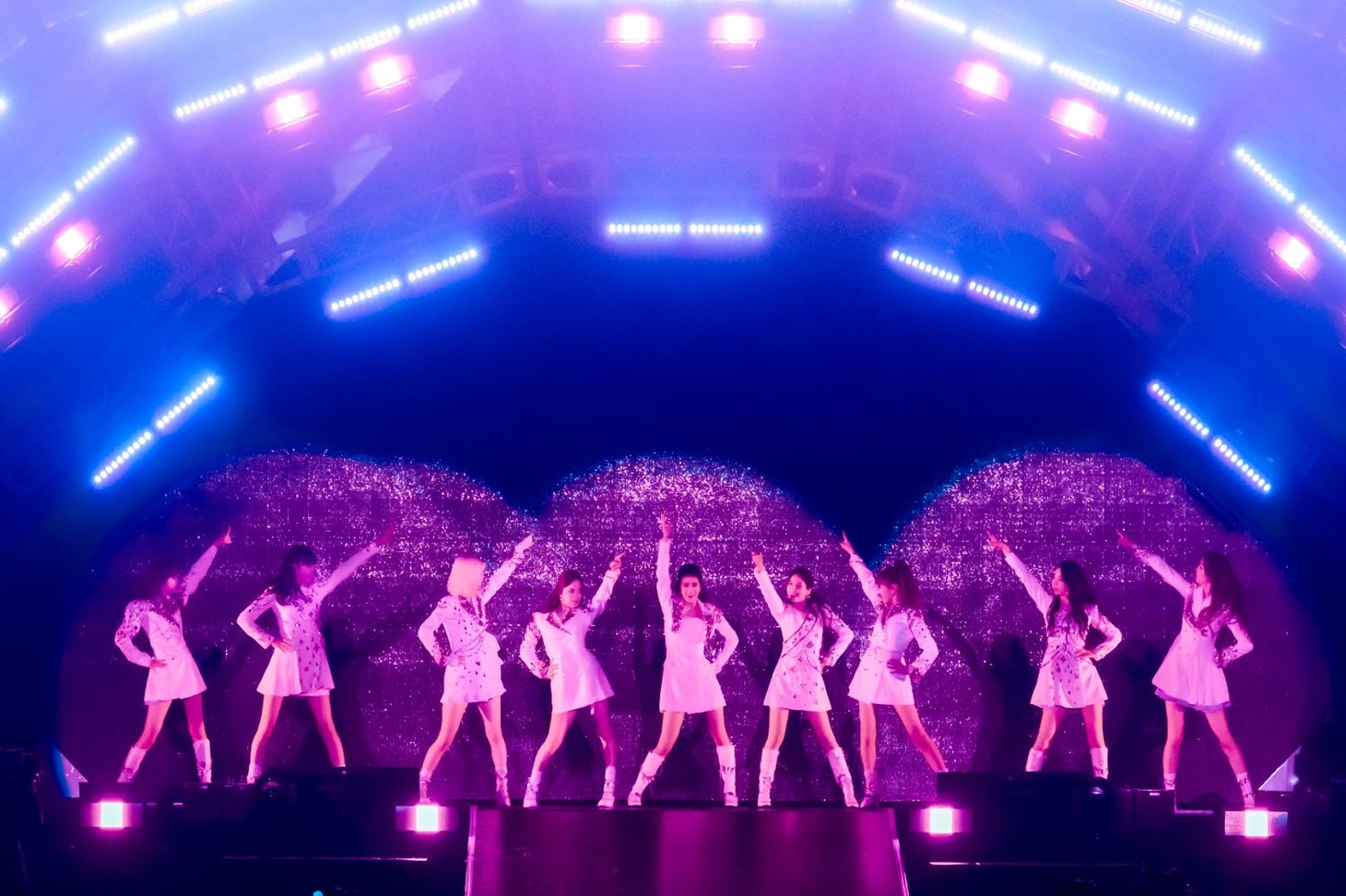 人気画像8位は「NiziUの全国ツアーが福岡で開幕、初単独公演で『私たちの夢が叶いました！』」より、「NiziU Live with U 2022 "Light it Up”」福岡・西日本総合展示場 新館公演の様子。（撮影：田中聖太郎）