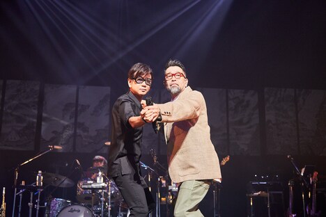 手を取り合い踊る藤井フミヤと槇原敬之。（撮影：俵和彦）