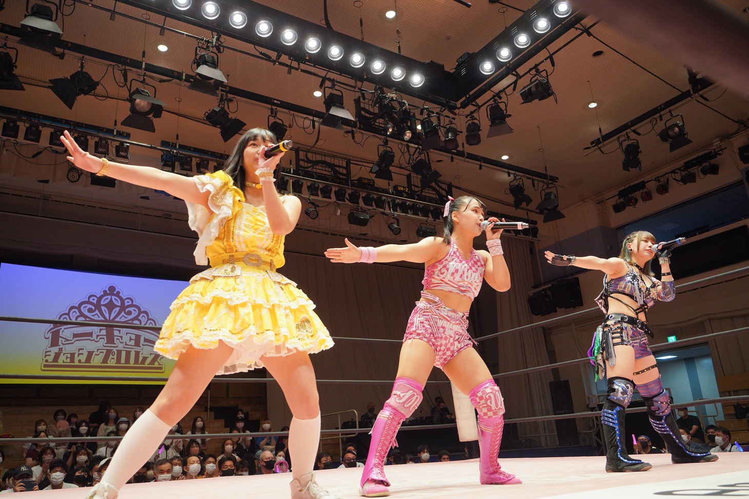 左から、らく、渡辺未詩、乃蒼ヒカリ。