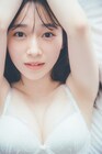 櫻坂46守屋麗奈が白いランジェリー姿で見つめる