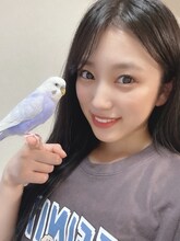 矢吹奈子の指に乗るちびコロ。