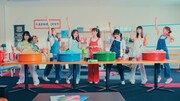 乃木坂46「ジャンピングジョーカーフラッシュ」ミュージックビデオより。
