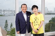左から加山雄三、二宮和也(嵐)。 (c)日本テレビ