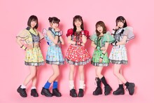 COMIQ ON!。左から四宮るな、彩瀬ゆる、花咲みゆ、松永すみな、真白うた。