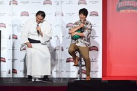 左から貴乃花光司、上地雄輔。