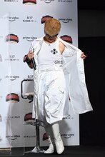 夏仕様の特攻服をアピールする綾小路翔。