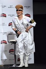 夏仕様の特攻服をアピールする綾小路翔。