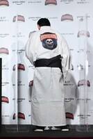 浴衣の背中を見せる貴乃花光司。