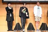 「『後列になってもいいんで』みたいな雰囲気」を再現するEXILE NAOTO（中央）。