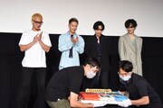 イベント終盤、サプライズで運び込まれた“ハイローの日”を祝うケーキに驚く4人。
