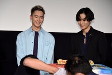 “ハイローの日”を祝うケーキに笑顔を見せる三山凌輝（左）と川村壱馬（右）。