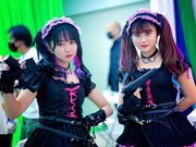 KOTOMI（BABYBEARD）とSUZU（BABYBEARD）。