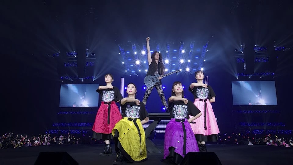 ももいろクローバーZ「猛烈宇宙交響曲・第七楽章『無限の愛』」ライブ映像より。