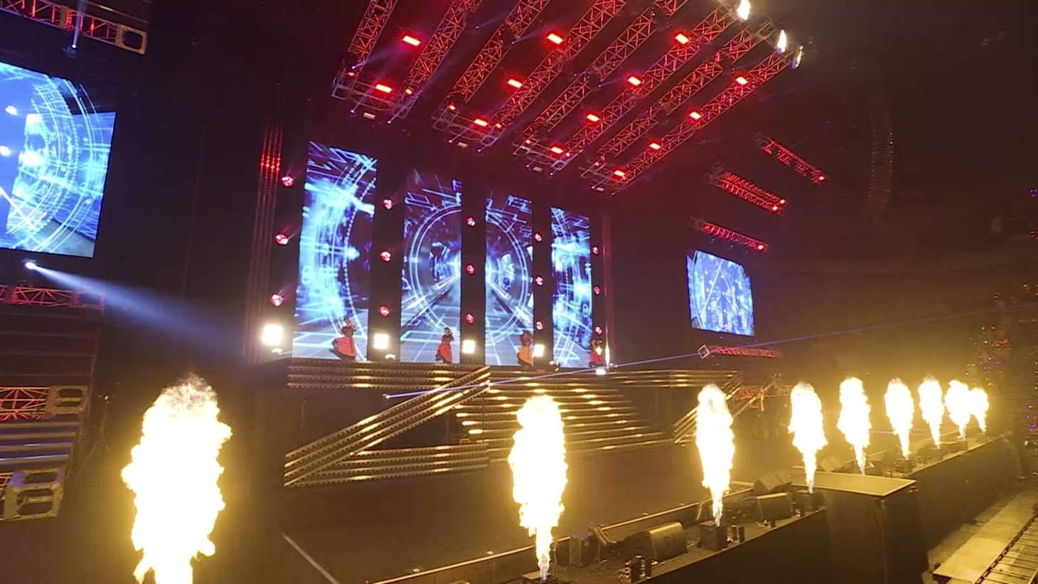 ももいろクローバーZ「猛烈宇宙交響曲・第七楽章『無限の愛』」ライブ映像より。