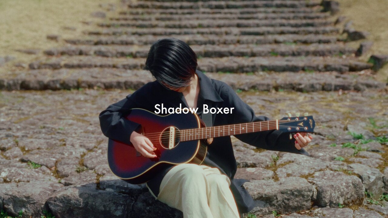 畳野彩加が壮大な自然をバックに弾き語り、ホムカミ最新曲のアコースティックセッション映像公開