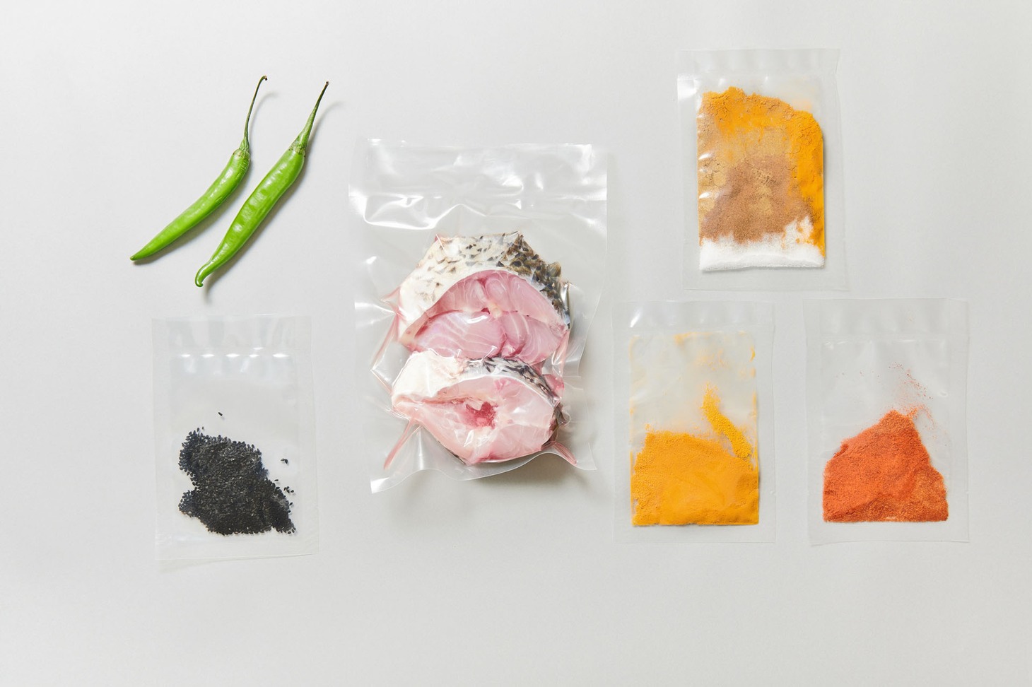 石濱匡雄×U-zhaan「鯉のジョル ベンガル鯉カレーキット」の中身。