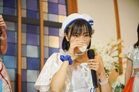 牛乳を飲む鍛治島彩。