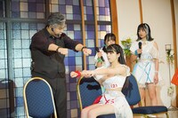 催眠術をかけられる佐々木ほのか。