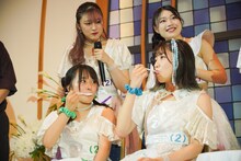 スプーンいっぱいのわさびを口にする島崎友莉亜と高萩千夏。