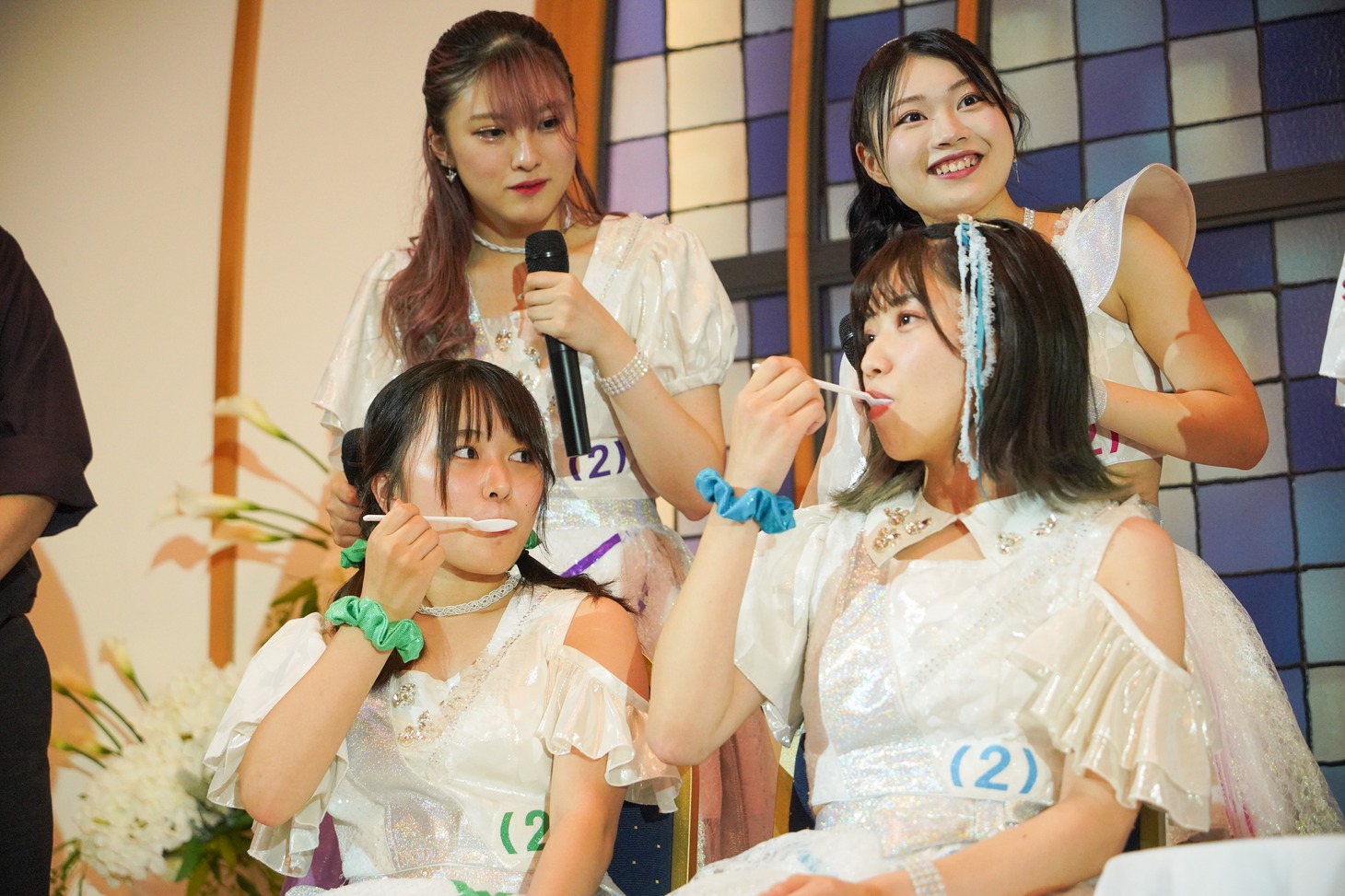 スプーンいっぱいのわさびを口にする島崎友莉亜と高萩千夏。