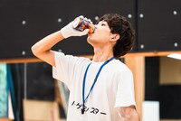 コーラを飲み干すハナゲモンスター。