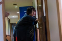 リンと渡辺淳之介の会話を聞くシュンジ。