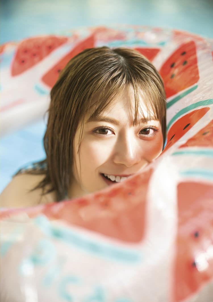 東村芽依1st写真集は初版10万部、プールでの1枚を新たに公開（写真26枚 