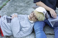 眠る渡辺淳之介。