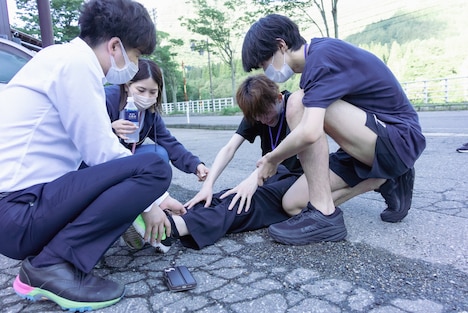 介抱されるテラシマユウタ。