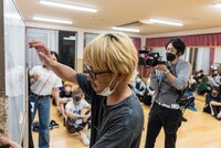 新ペアを決めるあみだくじの様子。